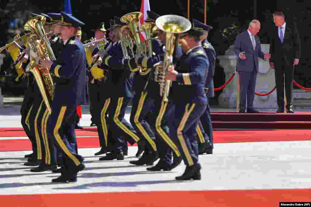 Britain&#39;s King Charles III (left) speaks to Romanian President Klaus Iohannis during a welcoming ceremony for the U.K. monarch on his visit to the Cotroceni Presidential Palace in Bucharest.