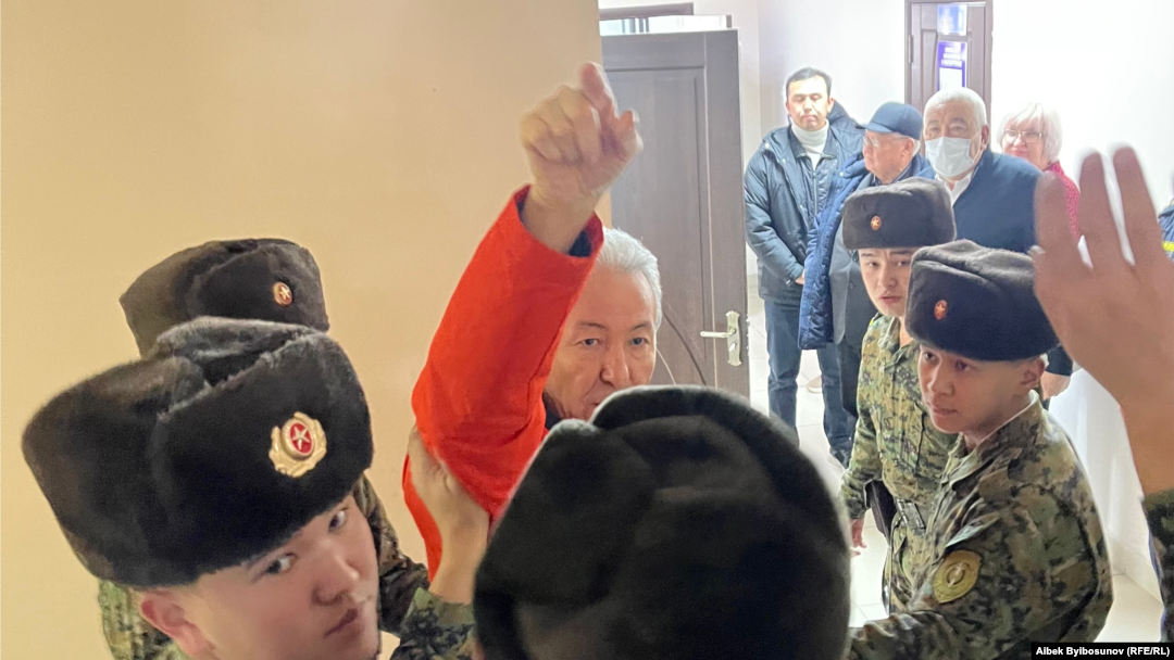 Адахан Мадумаров жана анын сотуна көрсөтмө бериш үчүн келген саясатчылар. 1-февраль, 2024-жыл.