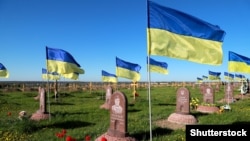 Орусиянын Украинага каршы согушунда курман болгон украин жоокерлеринин көрүстөнү. Эстеликтердин үстүндө Украинанын мамлекеттик желеги илинген. Днепр, Украина