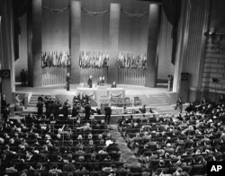 Delegati Konferencije Ujedinjenih naroda jednoglasno su usvojili Povelju Ujedinjenih naroda u San Franciscu, 26. juna 1945.