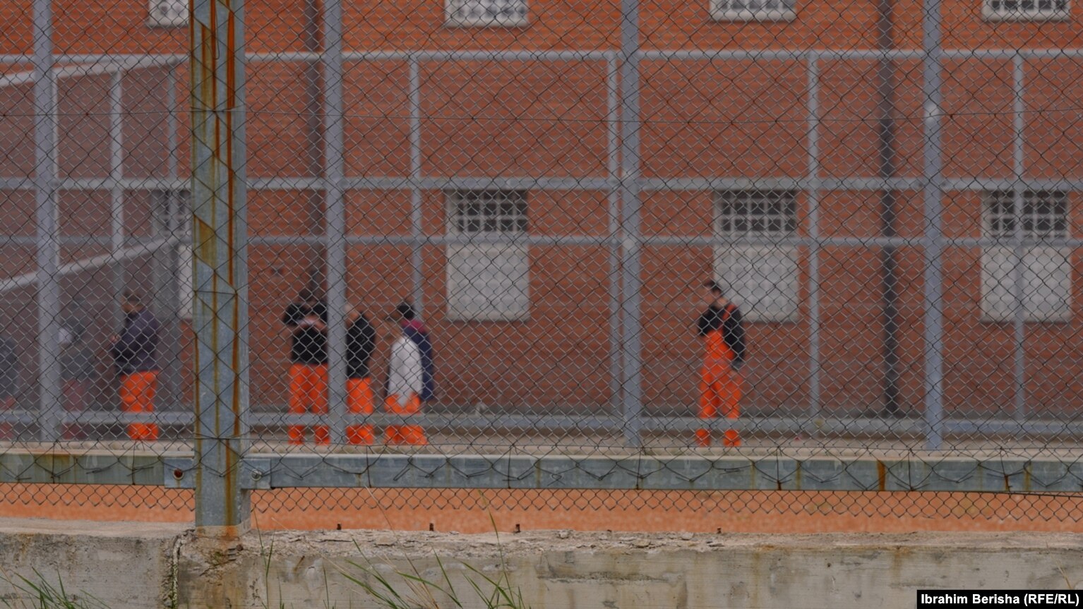 Të burgosurit në Qendrën e Paraburgimit në Gjilan gjatë kohës së lirë.