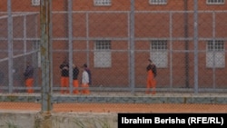 Të burgosurit në Qendrën e Paraburgimit në Gjilan gjatë kohës së lirë.
