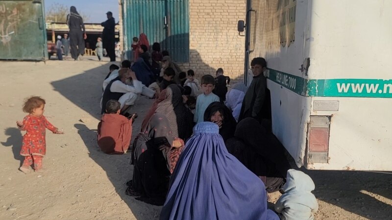 د پاکستان بند کې د افغان زنداني ۷۰ کلنه مور: بې سرپرستې اېنګور او لمسیانو سره یې ووېستمه