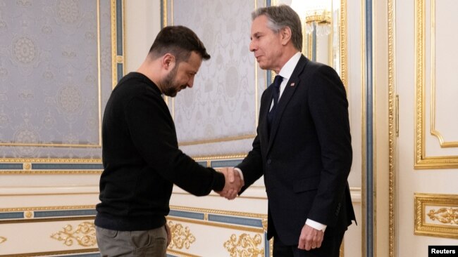 Ukrayna prezidenti Volodimir Zelenski ABŞ dövlət katibi Antoni Blinkeni Kiyevdə görüşqabağı salamlayır.