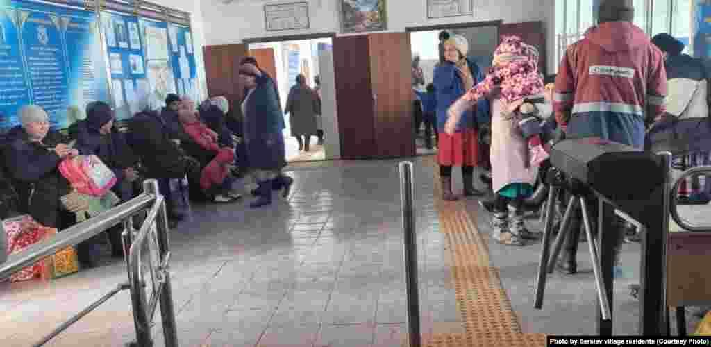 30 наурызда қорғаныс министрлігі видео жариялап, Берсиев ауылында құлағалы тұрған шаруашылық нысанында қалған 15 адамды тікұшақпен алып шыққанын хабарлады.