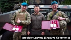 Сьогодні Володимир Зеленський побував на передовій – у районі Вугледара й Марʼїнки, де привітав морських піхотинців із професійним святом та вручив державні нагороди