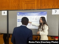 Esma Fera duke prezantuar hulumtimin në Universitetin Yale