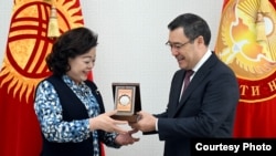 Президент КР Садыр Жапаров и посол Китая Ду Дэвэнь. 9 октября 2023 года.