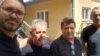 Fatmir Haxholli (stânga), secretarul Biroului de legătură al Kosovo la Belgrad, alături de cei trei polițiști kosovari eliberați pe 26 iunie. 