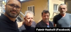 Fatmir Hadžoli, sekretar za Kosovo u Kancelariji za vezu u Beogradu, sa trojicom oslobođenih kosovskih policajaca, 26.06.2023.