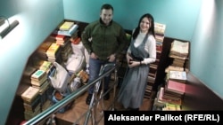 Хлиб Малич и Анастасия Хазова - пресаташе на книжарницата, пред подготвени за рециклиране руски книги