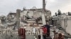 Disa palestinezë vëzhgojnë shkatërrimin në qytetin jugor të Gazës, Rafah.