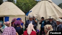 Полномочный представитель президента в Иссык-Кульской области Илияз Иманбетов посетил семьи погибших. 