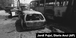 Zapaljeni tramvaji i automobili na Skenderiji, nedaleko od zgrade Predsjedništva BiH, 3. maj 1992.