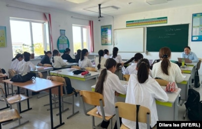 Nxënëset mbajnë uniforma shkollore në një shkollë në Shymkent, Kazakistan.
