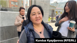 Клара Сооронкулова у здания Первомайского райсуда Бишкека. 12 апреля 2023 г.