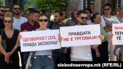 Протест на семејствата на загинатите во пожарот во модуларната болница во Тетово пред Основниот суд во Тетово 