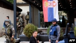 Ofițeri de poliție kosovari percheziționează un restaurant și o clădire într-o zonă dominată de etnici sârbi, Mitrovica, 29 septembrie 2023