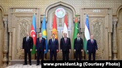 Duşenbe. Ylham Alyýew, Kasym-Žomart Tokaýew, Sadyr Žaparow, Emomali Rahmon, Serdar Berdimuhamedow, Şawkat Mirziýoýew 