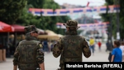 Ushtarët e KFOR-it në qendër të Mitrovicës së Veriut.