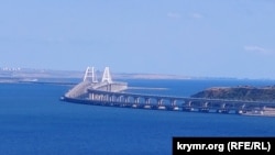 Керченский мост, вид со стороны Керчи, вечер 12 августа 2023 года, Крым