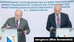 Губернатор російської влади Севастополя Михайло Развожаєв підписує угоду в межах XXVI Петербурзького економічного форуму. Росія, 17 червня 2023 року