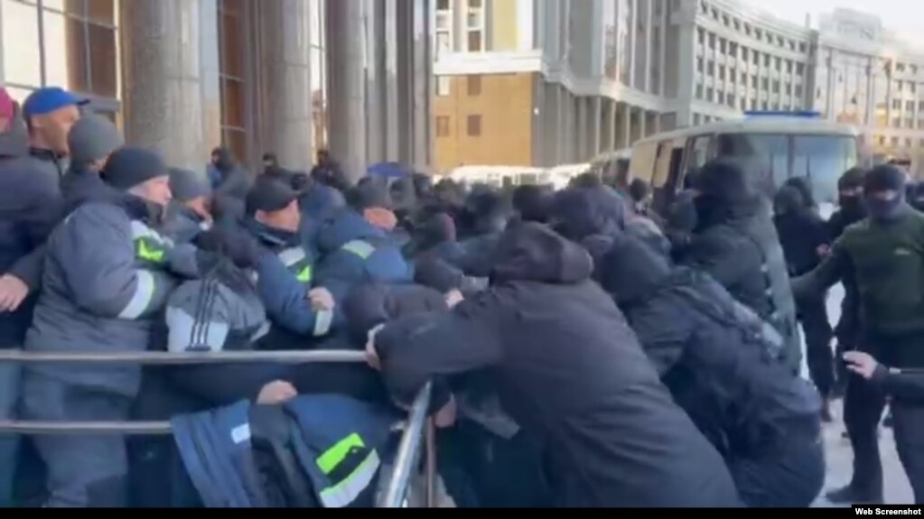 Момент задержания протестующих в Астане нефтяников. Кадр с видео издания «Власть.кз»