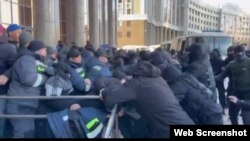 Момент задержания протестующих в Астане нефтяников. Кадр с видео издания «Власть»
