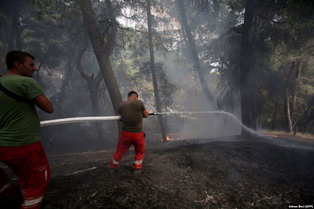 Lufta me zjarret në pyllin e Krapsit.