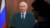 Женщина смотрит телеобращение президента России Владимира Путина. Москва, 24 июня 2023 года. Фото: EPA-EFE