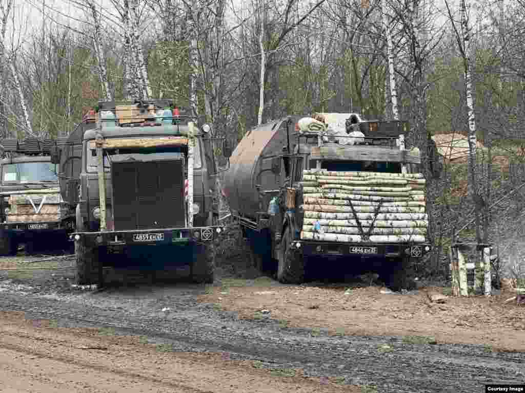 Other makeshift armor spotted in Ukraine appears to have been made independently of any central command decision. These Russian trucks carrying sections of a pontoon bridge were fitted with lengths of birch trees and scrap metal as frontal &ldquo;armor.&rdquo; The photo first appeared in March 2022. &nbsp;