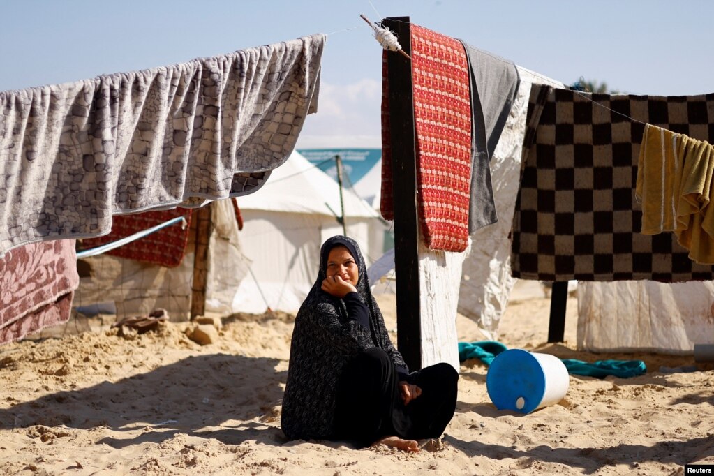 Një grua palestineze e zhvendosur në Rafah.&nbsp;Sipas Kombeve të Bashkuara, në Rafah aktualisht gjenden rreth 1.3 milion persona. Kjo qytezë kishte një popullsi prej afër 250.000 personash para se të niste lufta.