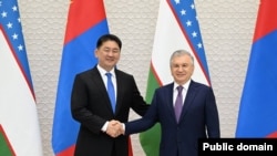 Президент Узбекистана Шавкат Мирзияев и президент Монголии Ухнаагийн Хурэлсух.