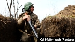 Украински боец с РПГ в един от окопите край Бахмут