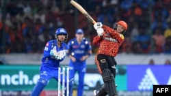 د مارچ پر ۲۷مه د سنرایزرز حیدراباد توپوهونکی ابيشېک شرما د ممبۍ انډیینز پر وړاندې توپوهنه کوي.