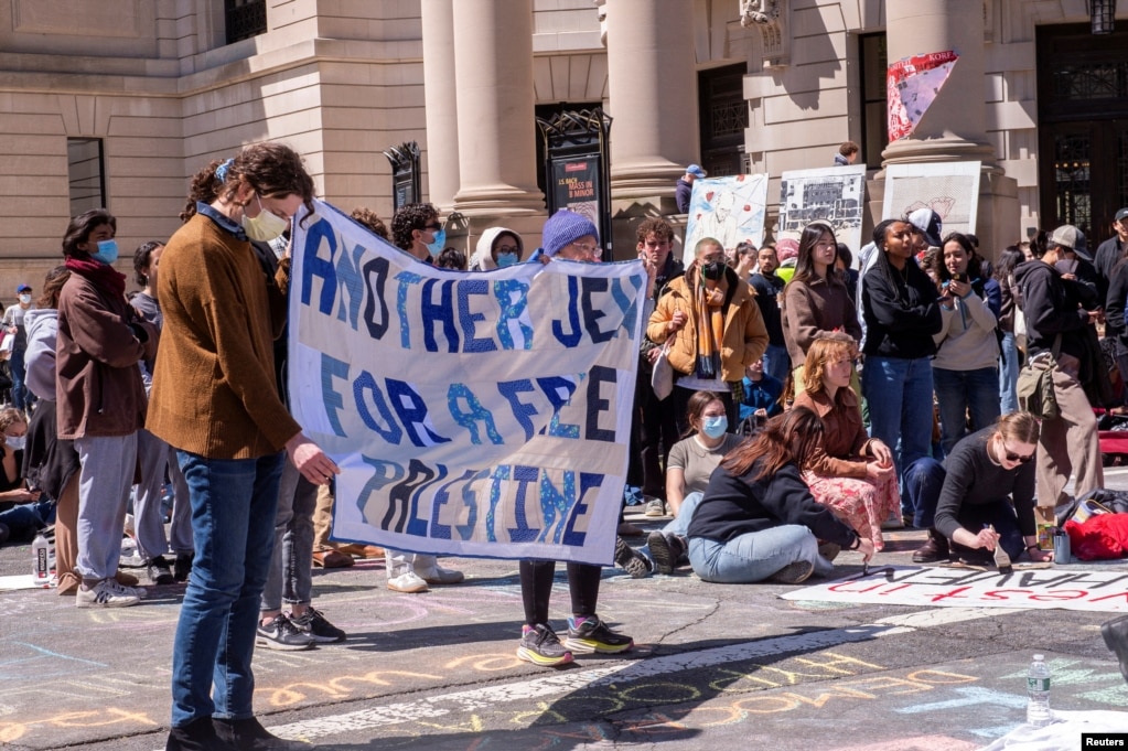 Protestuesit u mblodhën skaj rrugëve Grove dhe College, pasi autoritetet e rendit e shpërndanë një kamping të ngritur në Beinecke Plaza. Demonstruesit pro palestinezëve bënin thirrje që Universiteti Yale të reduktonin financimin nga prodhuesit e armëve ushtarake, në Nju Hevën, Konektikat, SHBA, 22 prill 2024. 