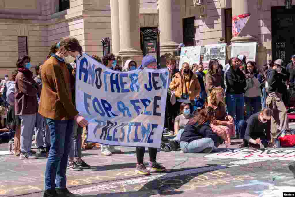 Protestuesit u mblodhën skaj rrugëve Grove dhe College, pasi autoritetet e rendit e shpërndanë një kamping të ngritur në Beinecke Plaza. Demonstruesit pro palestinezëve bënin thirrje që Universiteti Yale të reduktonin financimin nga prodhuesit e armëve ushtarake, në Nju Hevën, Konektikat, SHBA, 22 prill 2024.&nbsp;