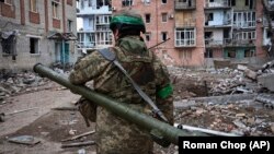 Украина - Украински војник во Бахмут, регионот Донецк, 15 март 2023 година.