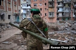 Ukrajinski vojnik nosi prenosivi protivvazdušni raketni sistem u zoni najtežih borbi u Bahmutu, oblast Donjecka, Ukrajina, srijeda, 15. marta 2023.