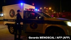 Полицајци влегуваат во затворот Гуајас 1 каде што беа убиени шест лица, Еквадор, на 6 октомври 2023 година.