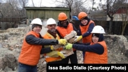 Исса Садио Диалло с коллегами-волонтерами