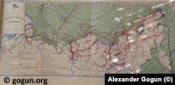 На карте отчётливо виден пробел в зоне ответственности Главсевморпути в районе Колымы – необъяснимый обрыв красной жирной линии.