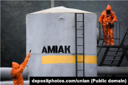 Робітники перевіряють резервуар з аміаком в Україні на предмет витоку хімічно-отруйних речовин (ілюстраційне фото)