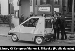 Хора се тълпят около CitiCar през февруари 1974 г., САЩ. 600-килограмовият автомобил започва да се произвежда през същата година, когато петролната криза достига своя връх. Но е спрян от производство през 1977 г. след 4444 бройки.