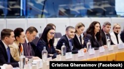 Delegația Republicii Moldova condusă de viceprim-ministra Cristina Gherasimov (a patra din stânga), la prima vizită de lucru la Bruxelles, unde a fost dat startul procesului de evaluare a legislației naționale în raport cu cea a Uniunii Europene, 7 februarie 2024.