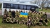 На Великдень, 16 квітня, Україна і Росія провели великий обмін полоненими. Києву вдалося повернути додому 130 українців. На фото частина з них