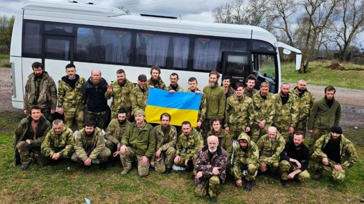 «Вони билися за Бахмут». В ОП повідомили про звільнення з російського полону 106 військових