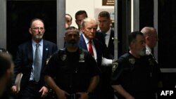 Колишній президент США Дональд Трамп заходить до будівлі Манхеттенського кримінального суду в Нью-Йорку, 4 квітня 2023 року