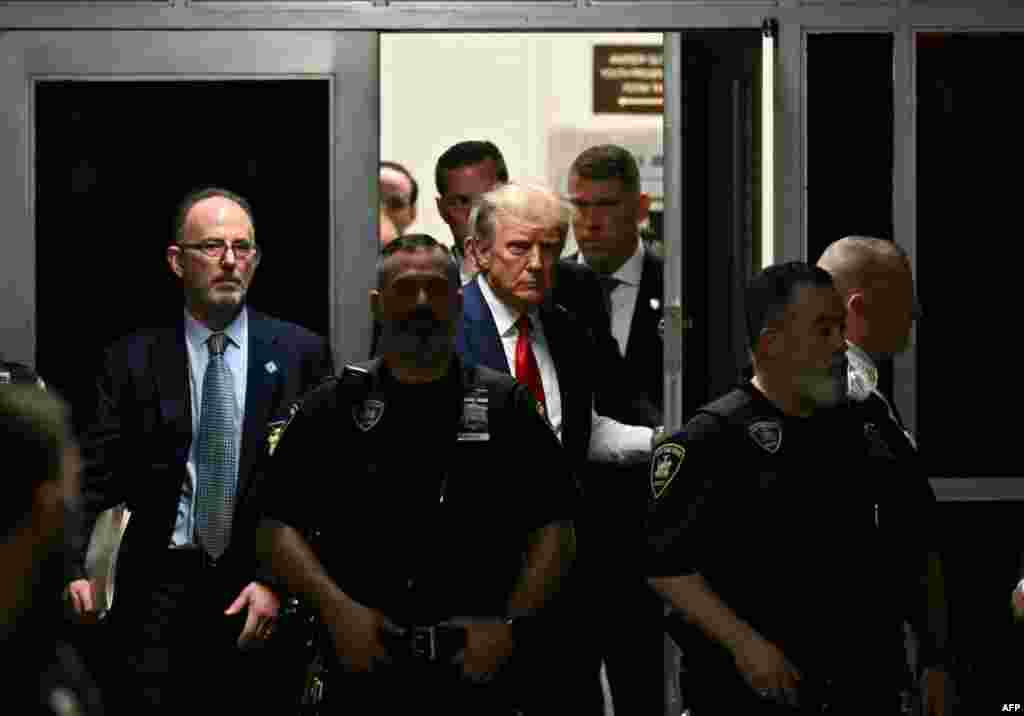 Bivši američki predsjednik Donald Tramp ulazi u zgradu krivičnog suda na Menhetnu u Njujorku 4. aprila 2023.
