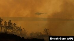 Një helikopterë duke shuar zjarre në afërsi të Stambollit. Fotografi ilustruese nga arkivi. 